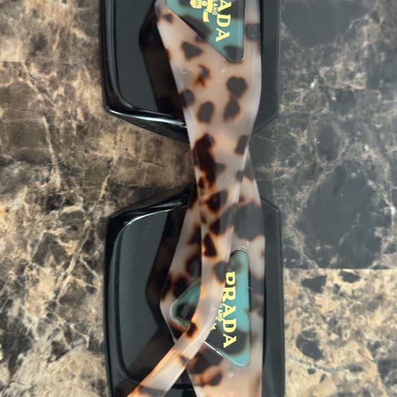 Chic Black Oversized Inspired Prad@ Sunglasses - Picture 4 of 5